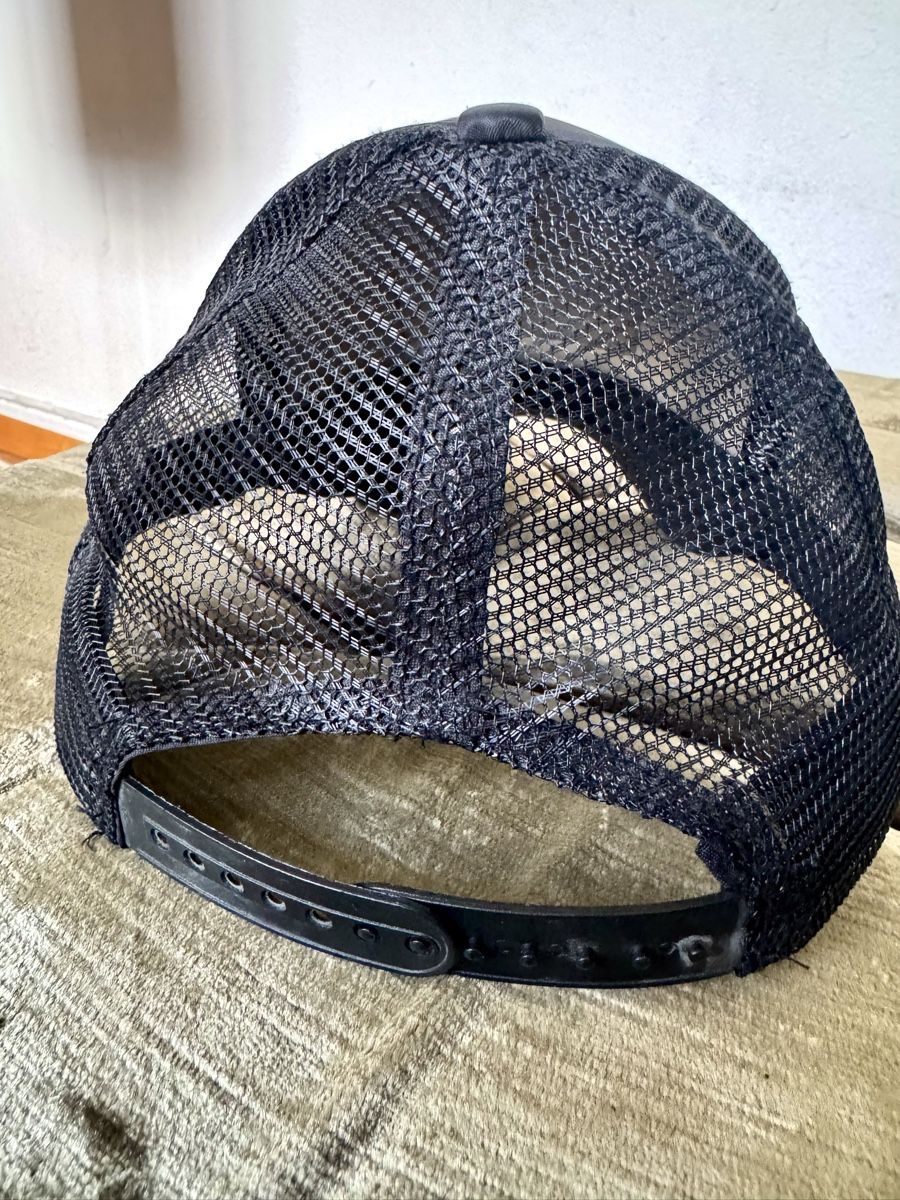 Copricapi, berretti & cappellini: CHANEL Kappe Netz Riemenverschluss schwarz Polyester Baumwol – Usato da Kilchberg ZH venduto da Suisse500 1