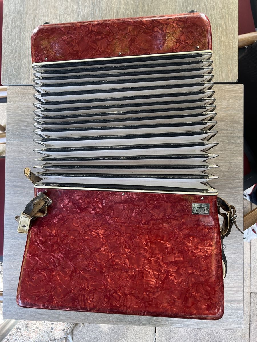 Victoria Musikinstrumente: Accordéon Victoria II rouge  – Gebraucht aus Estavayer le lac von D00o 4