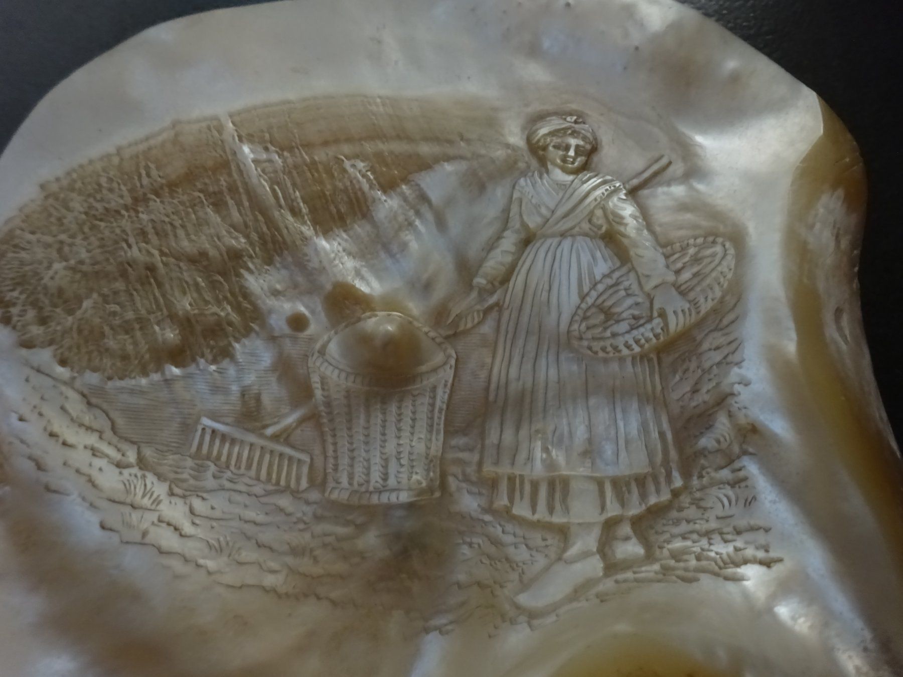 Skulpturen & Statuen: Muschelsucherin Perlmutt / Bretagne 19Jh. – Gebraucht aus Esslingen von FetteSchnecke 3