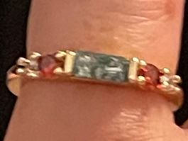 Très Jolie bague 51,5 sertie émeraude /cornaline neuve