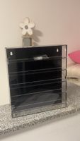 Wandregal aus Kunststoff mit magnetische Schliessung