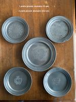 Set di 5 piatti in peltro antichi con stemmi decorativi