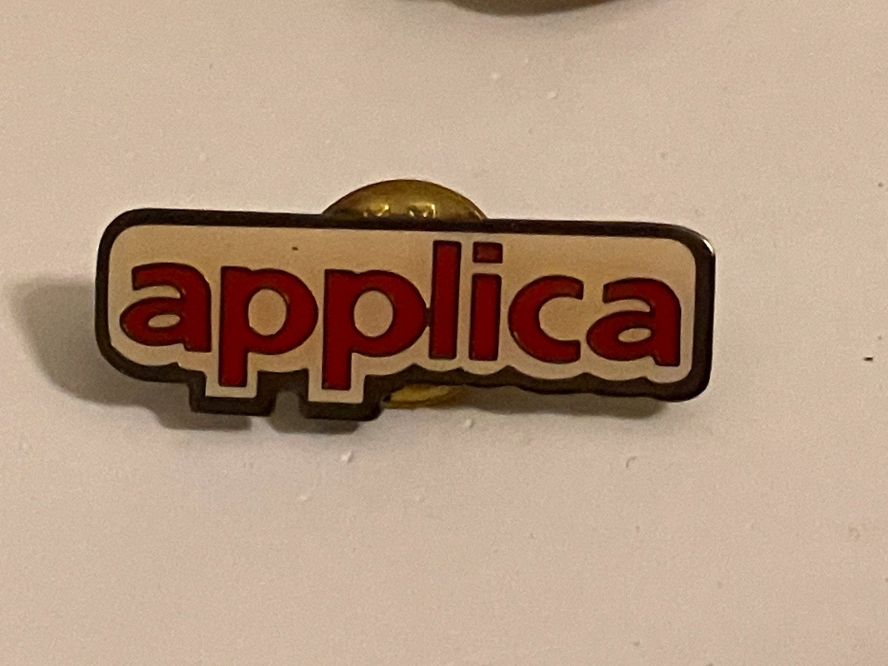 Placchette & Badge: 1 Pin Applica – Usato da Basel venduto da djwwpp