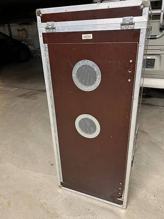 Flightcase mit Aluminiumprofilen und Butterfly-Verschlüssen