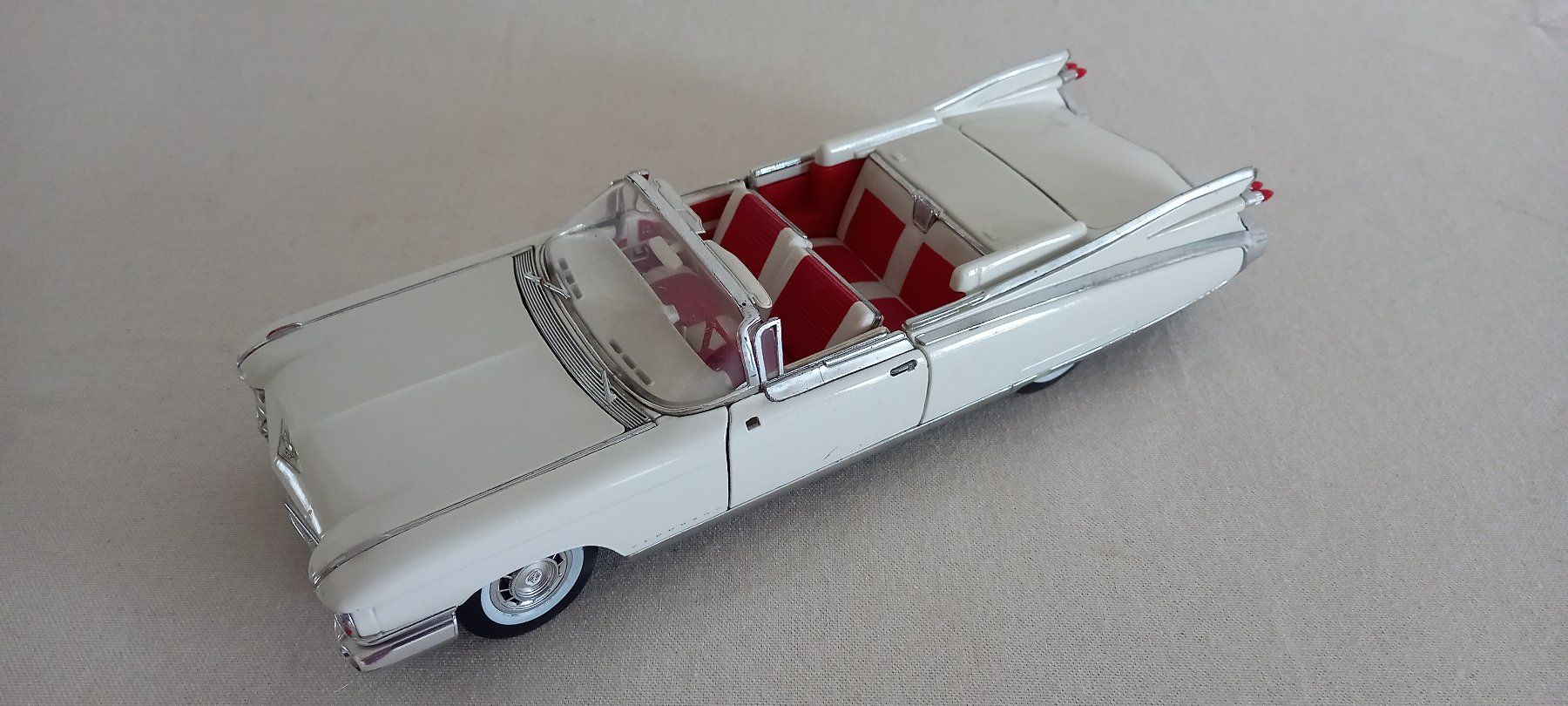 Alle Dekorationen: Modellauto Cadillac Eldorado weiss rot – Gebraucht aus Thun von Nordkapp 5