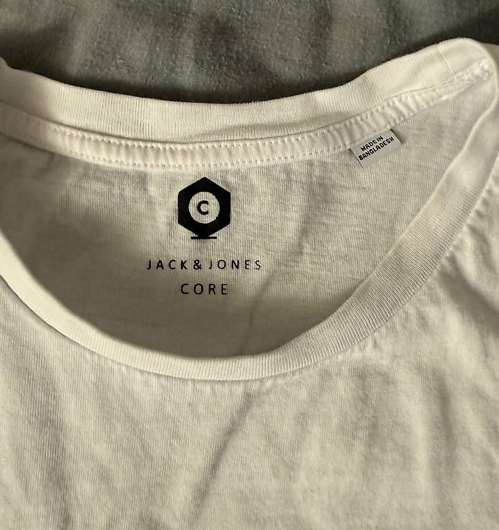 T-shirt: Weisses T-Shirt mit Details – Usato da Wädenswil venduto da dom_pz5d 2