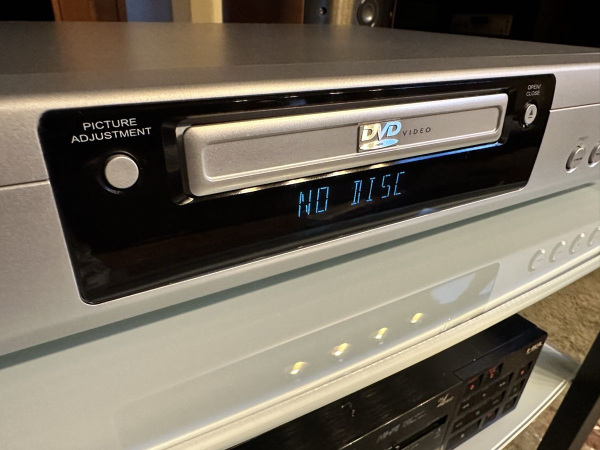 Schneider Audio- & Mediensysteme: Schneider SDV410 CD/MP3/DVD-Player Silber mit OVP & Remote – Gebraucht aus Fribourg von eni_cnw8
