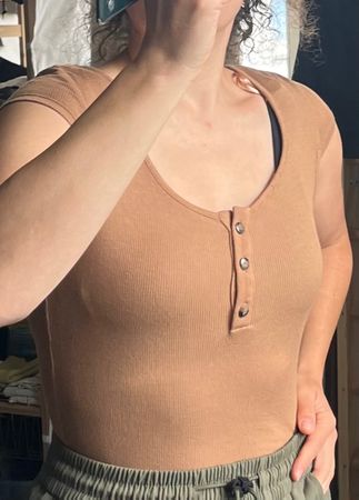 Body hellbraun gerippt Gr. S Knopfleiste Stretch