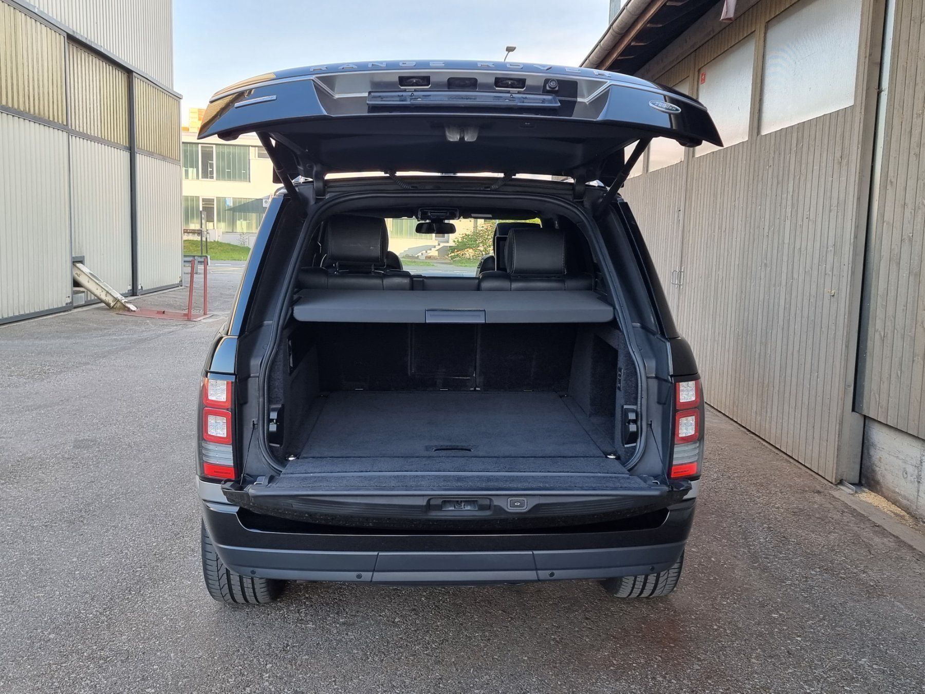 Land Rover Automobili: Range Rover SDV8 Autobiography all Black – Usato da Zug venduto da Qayqay0 3