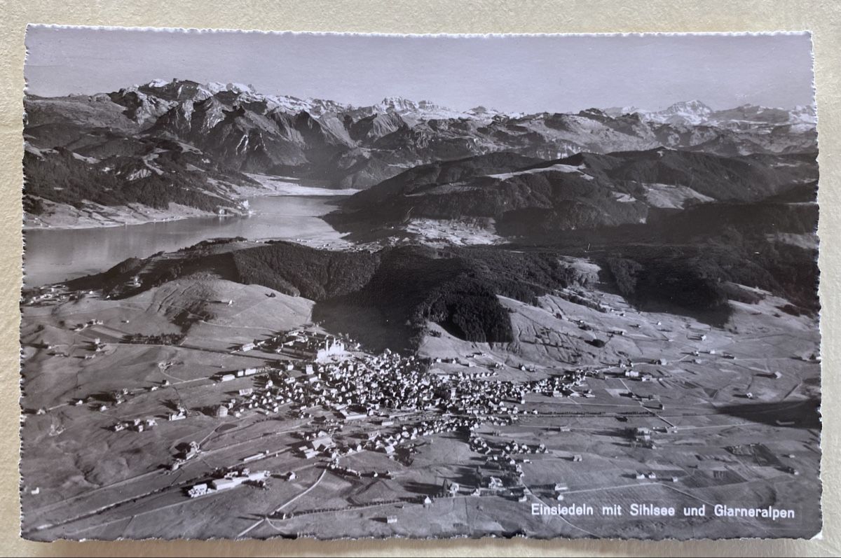 Cartoline postali: AK Einsiedeln mit Sihlsee & Glarneralpen – Usato da Utzigen venduto da Lasagne99