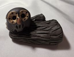 Eule Figur mit dem Holzstamm aus keramik sie Foto