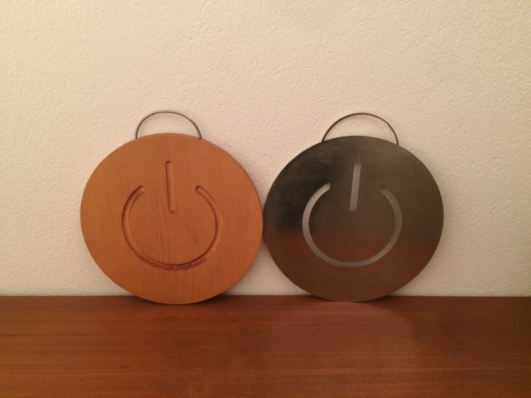 Elettrodomestici da cucina: Power Button Holz Schneidebrett + Edelstahl Untersetzer – Usato da Zürich venduto da Vintagewiesel 1