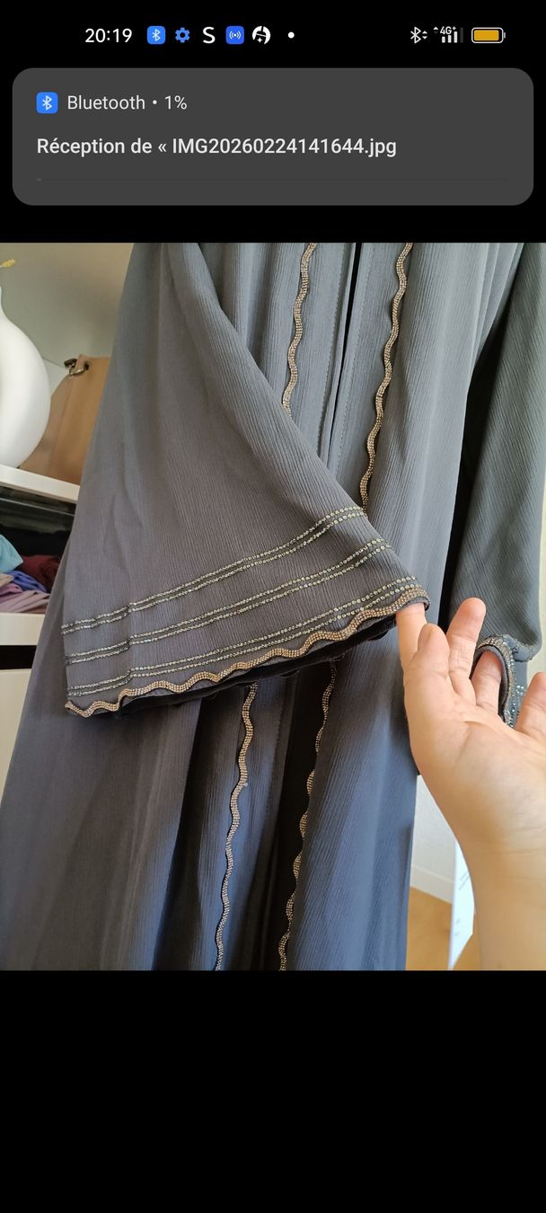 Vestiti: Abaya élégante grise avec broderie – Nuovo e nell'imballaggio originale da La Chaux-de-Fonds venduto da Luxary.25cachmirepro 4