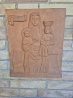 Wandrelief St. Anna mit Maria und Jesuskind gebrannt