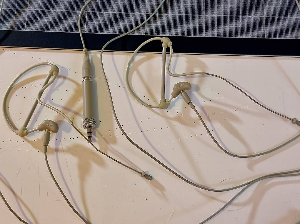 Microfoni: 2× Samson Earset-Mikrofone (tan, hautfarben) – Usato da Muri AG venduto da Ludrigen 1