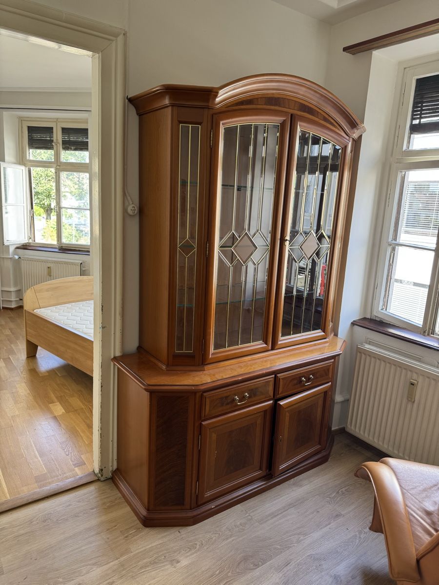 Vetrine: Vitrinen-Buffetschrank Nussbaum gute Erhaltung – Usato da Münchenstein venduto da HusiKurt 2