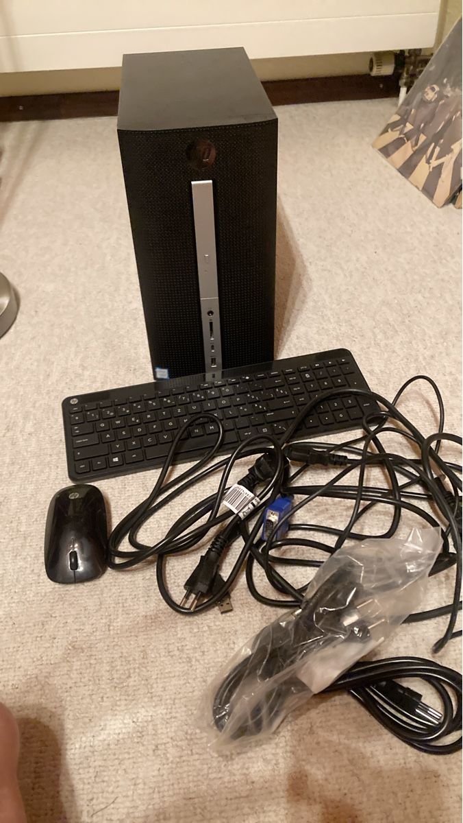 Hewlett Packard PCs: Ordinateur de bureau HP Écran +  clavier et souris – Gebraucht aus Fontenais von Jul_qv7b
