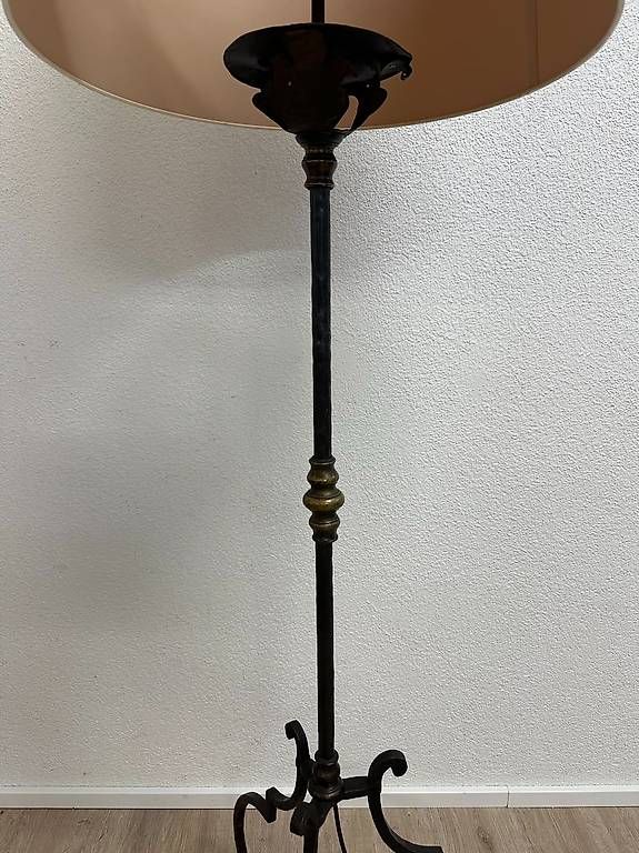 Lampade: Vintage Stehlampe aus Schmiedeeisen und Messingdetails – Usato da Obernau venduto da Arche_Noah_Brocki 2