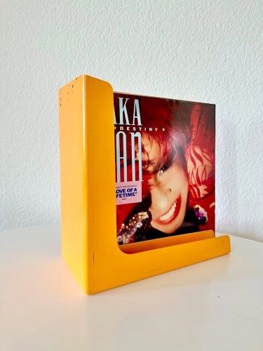 Supporti per strumenti musicali & leggii: 70er Jahre Schallplatten Winkel Ständer orange – Usato da Basel venduto da LynnundPepe