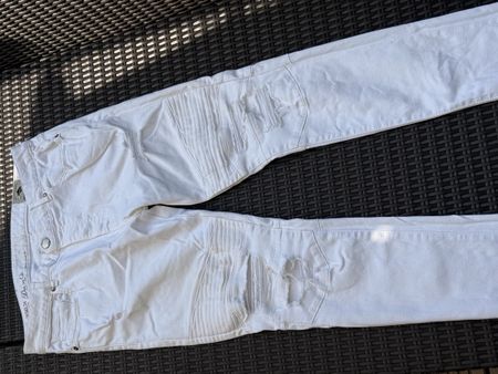 Pantalon blanc délavé et déchiré taille M