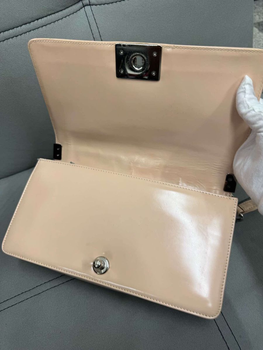 Chanel Borse da donna: Chanel Boy Medium Tasche Beige Patentleder  – Usato da Heimberg venduto da Veven 8
