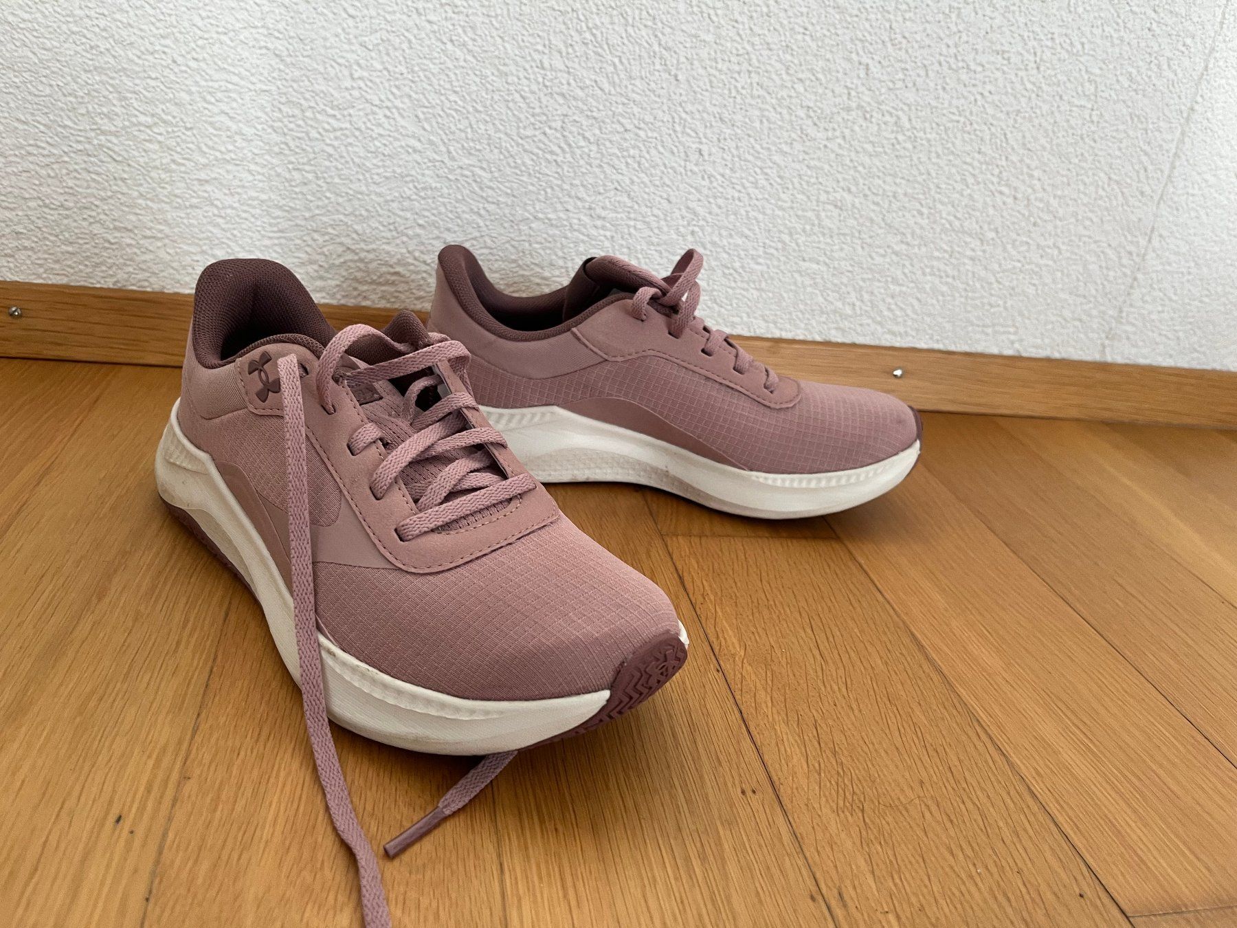 Under Armour Scarpe da donna: Under Armour Aurora 3 Sneaker Turnschuh – Usato da Langenthal venduto da lauras00 1