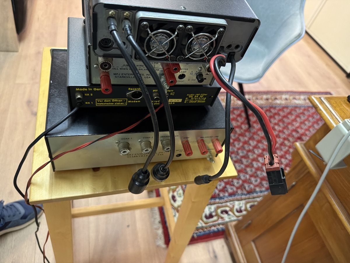 Yaesu Radiocomunicazione: Yaesu FT-100 Transceiver con MFJ Tuner e Accessori – Usato da basel venduto da Swiss._.1978 2