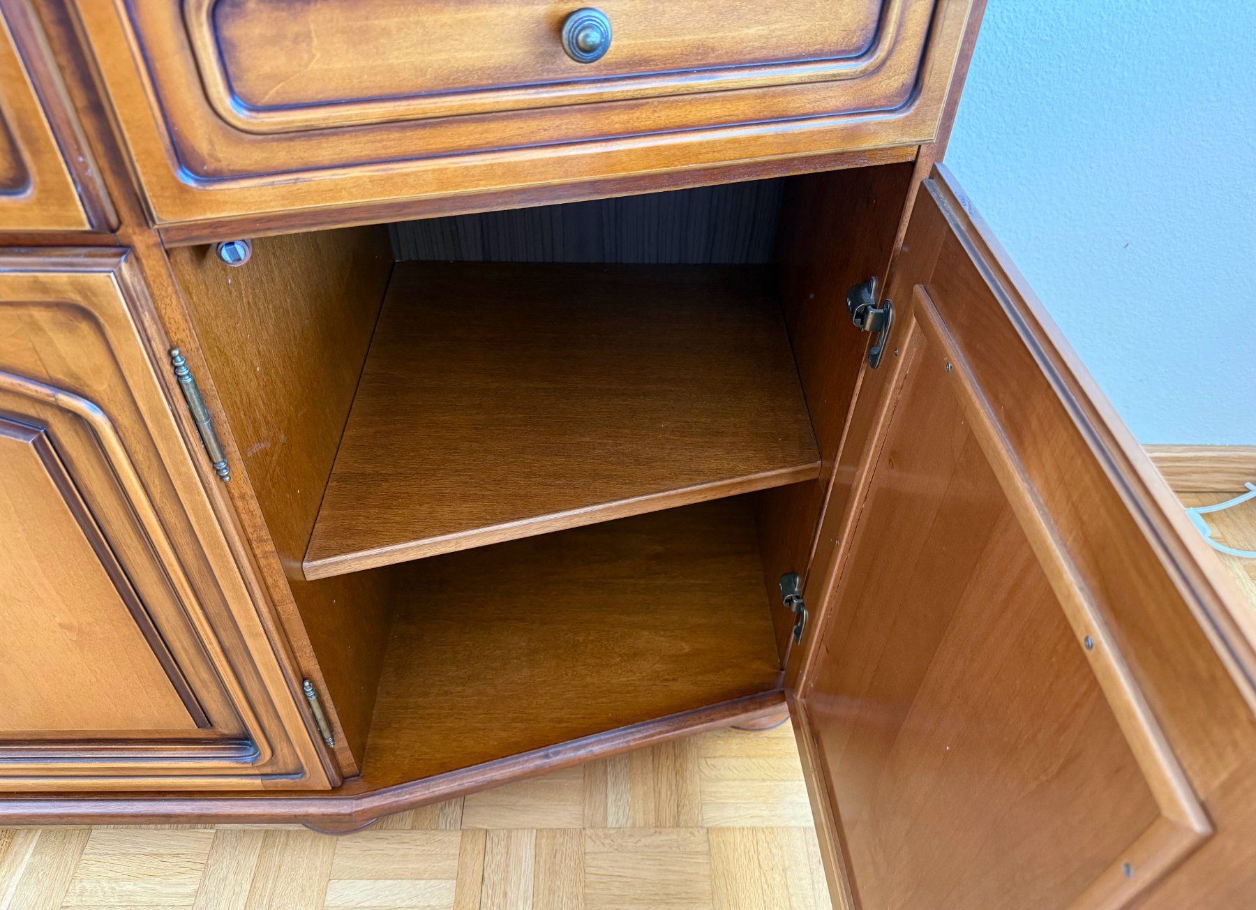 Pfister Buffets: Sideboard, Nussbaum, mit Schubladen und Tablaren – D'occasion à Uerikon par TT51 3
