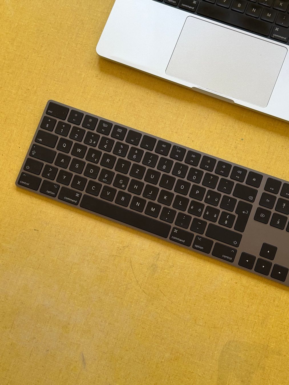 Apple Tastiere: Apple Magic Keyboard mit Nummernblock – Nuovo (secondo la descrizione) da Zürich venduto da eric_kammermann
