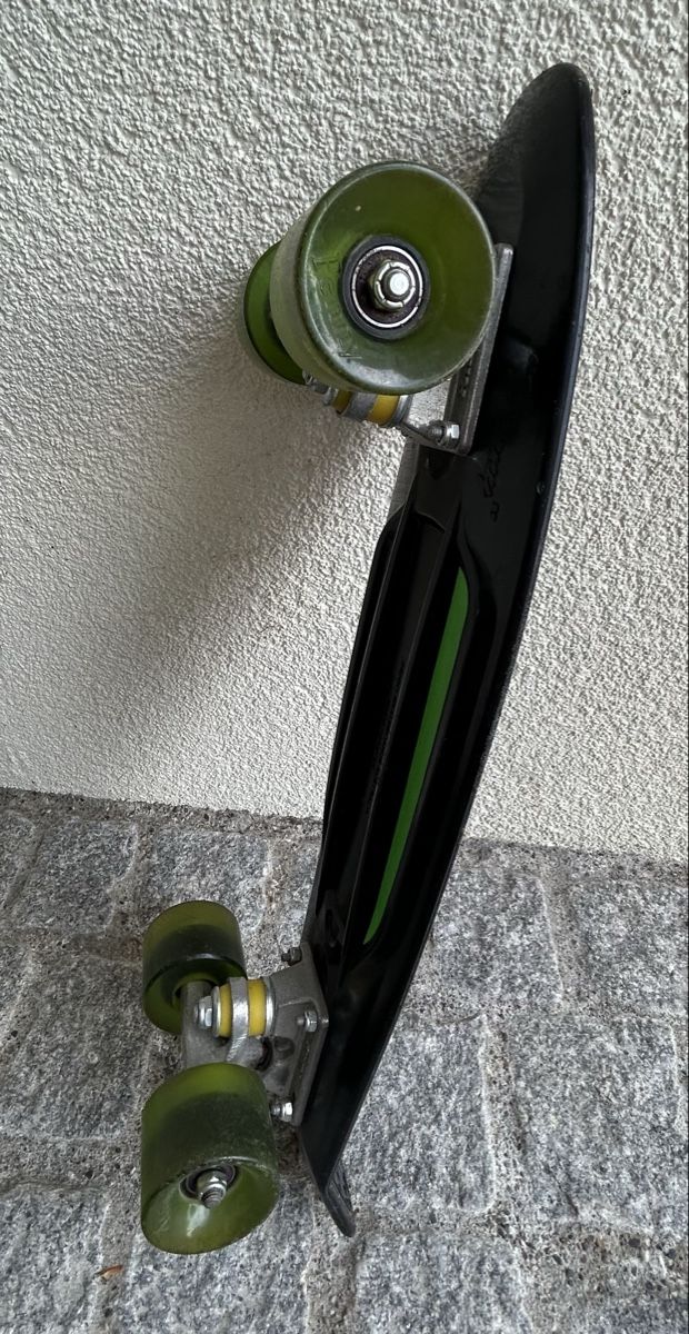 Penny Skateboards Skateboards: Penny Board Black mit grünen Rollen – Usato da Wil ZH venduto da uhe_nw6s 7
