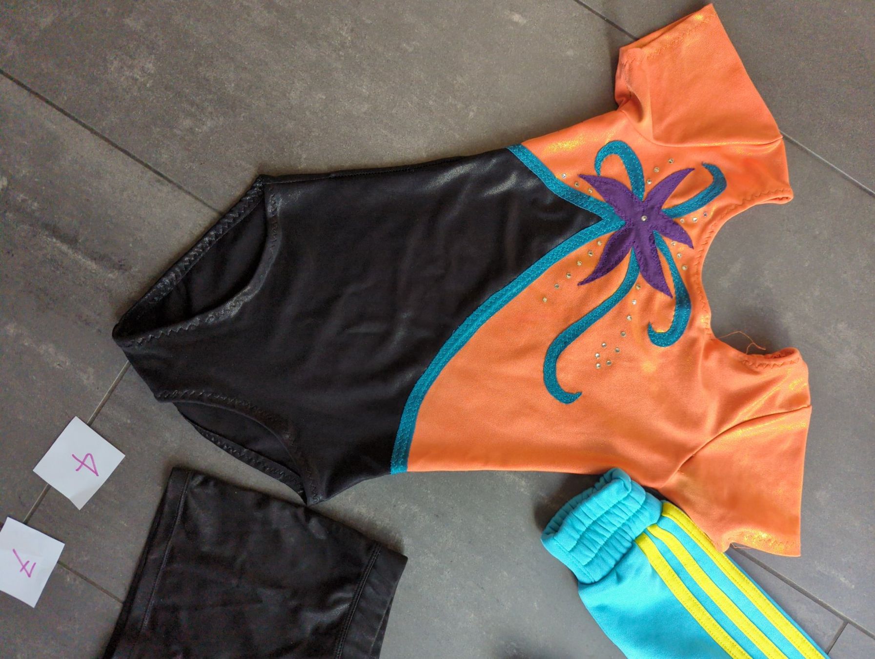 Adidas Lotti & Set di vestiti: Turn Kleider Set. Kunstturnen Grösse 52cm – Usato da Himmelried venduto da Paura 2