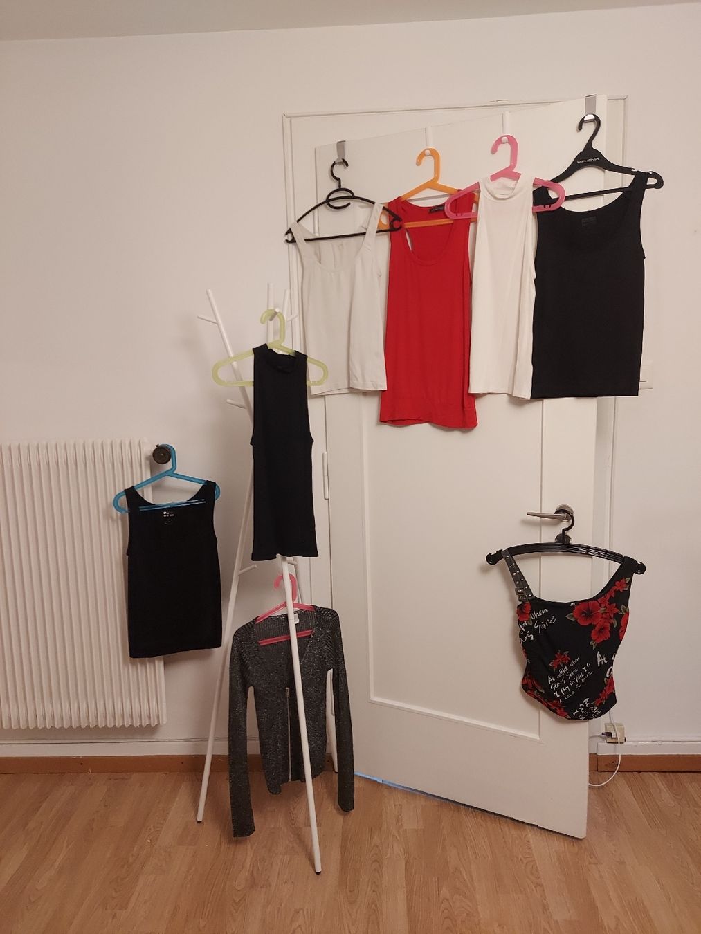 Lots de vêtements: 8 tops – D'occasion à Biel/Bienne par mas_fx95