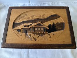 Holzkassette Schatulle mit Holzschnitzerei Berghütte
