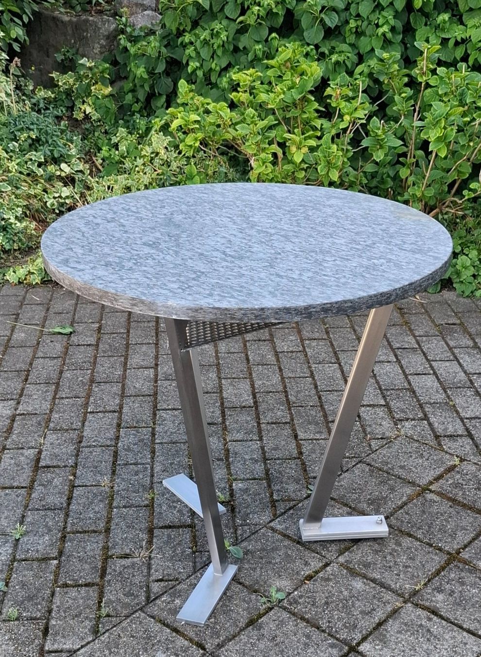Tavoli: Granit-Gartentisch massiv mit Chromstahlfüssen – Usato da Rudolfstetten venduto da Bubu25