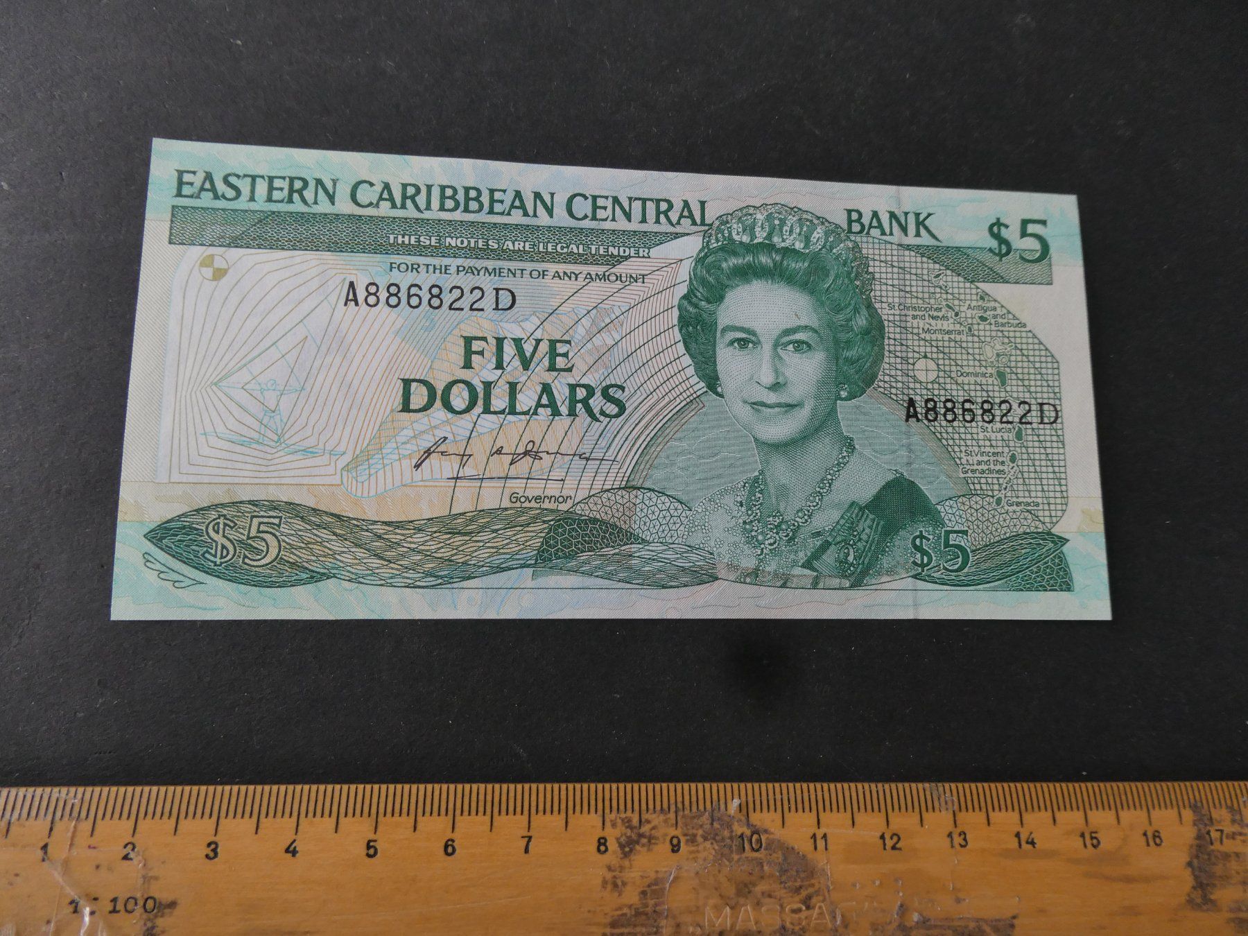 Banconote: Eastern Caribbean, 5 Dollars ungefaltet – Usato da Hinterforst venduto da Rohusri