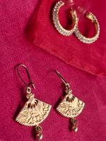 Lot Vintage Ohrschmuck, 2 paar Ohrringe. Farbe: Gold