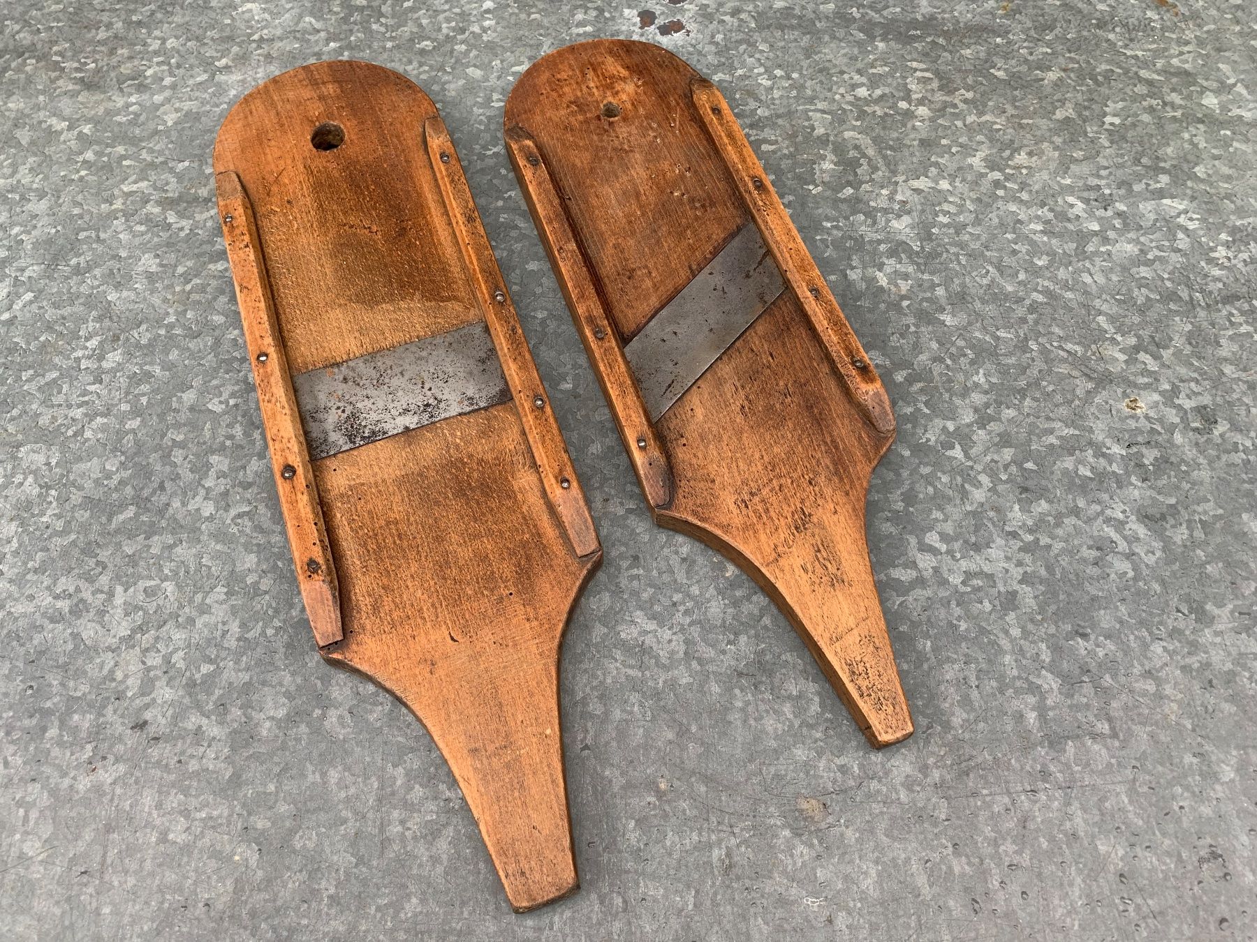 Tutti gli attrezzi: 2 schöne antike Schneidbretter aus Holz – Usato da Feldbach venduto da Olive1