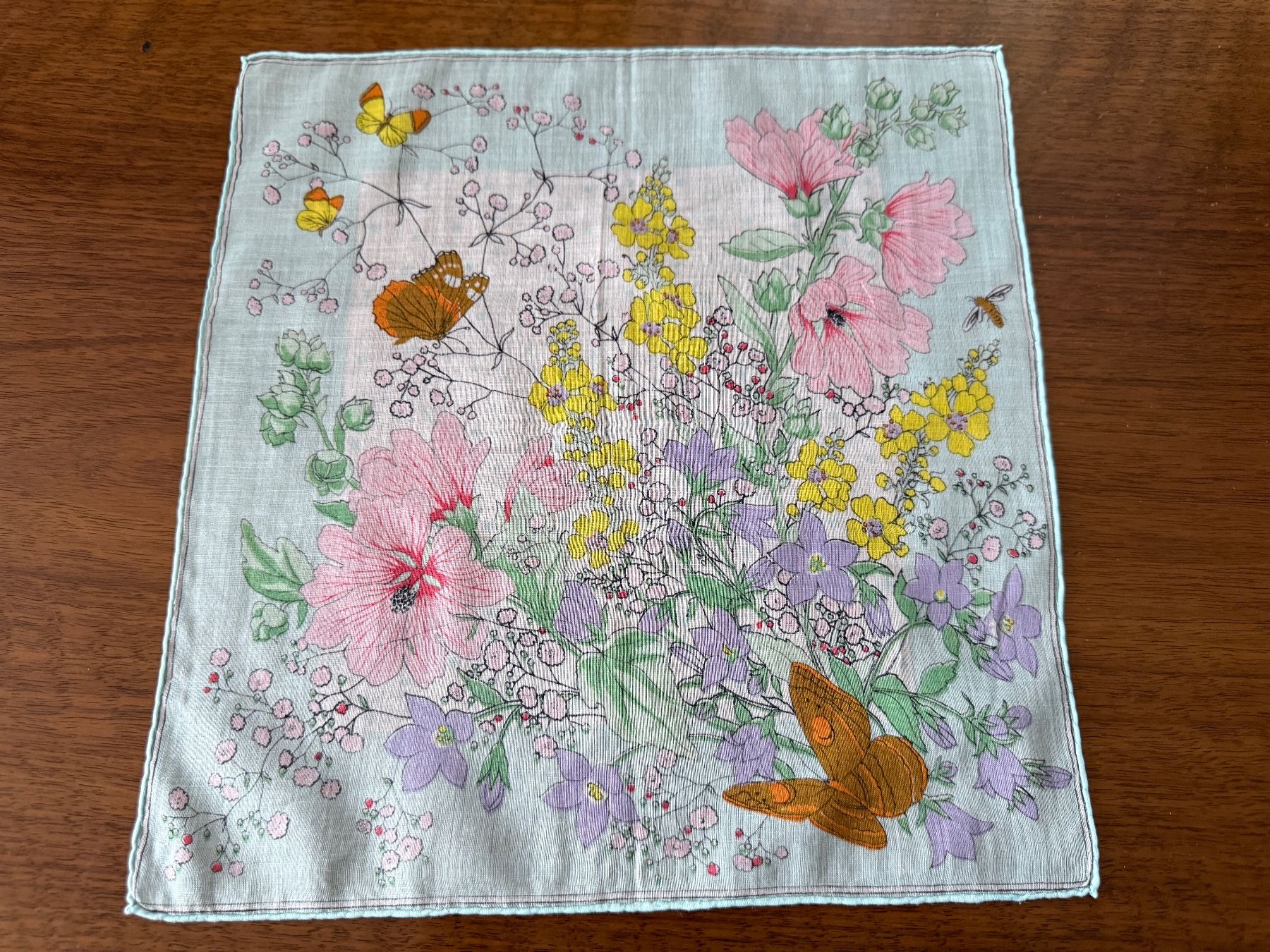 Autres vêtements & accessoires: Taschentuch mit Blumenmuster und Schmetterlingen – D'occasion à Erstfeld par Mario_boe0
