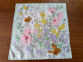 Taschentuch mit Blumenmuster und Schmetterlingen