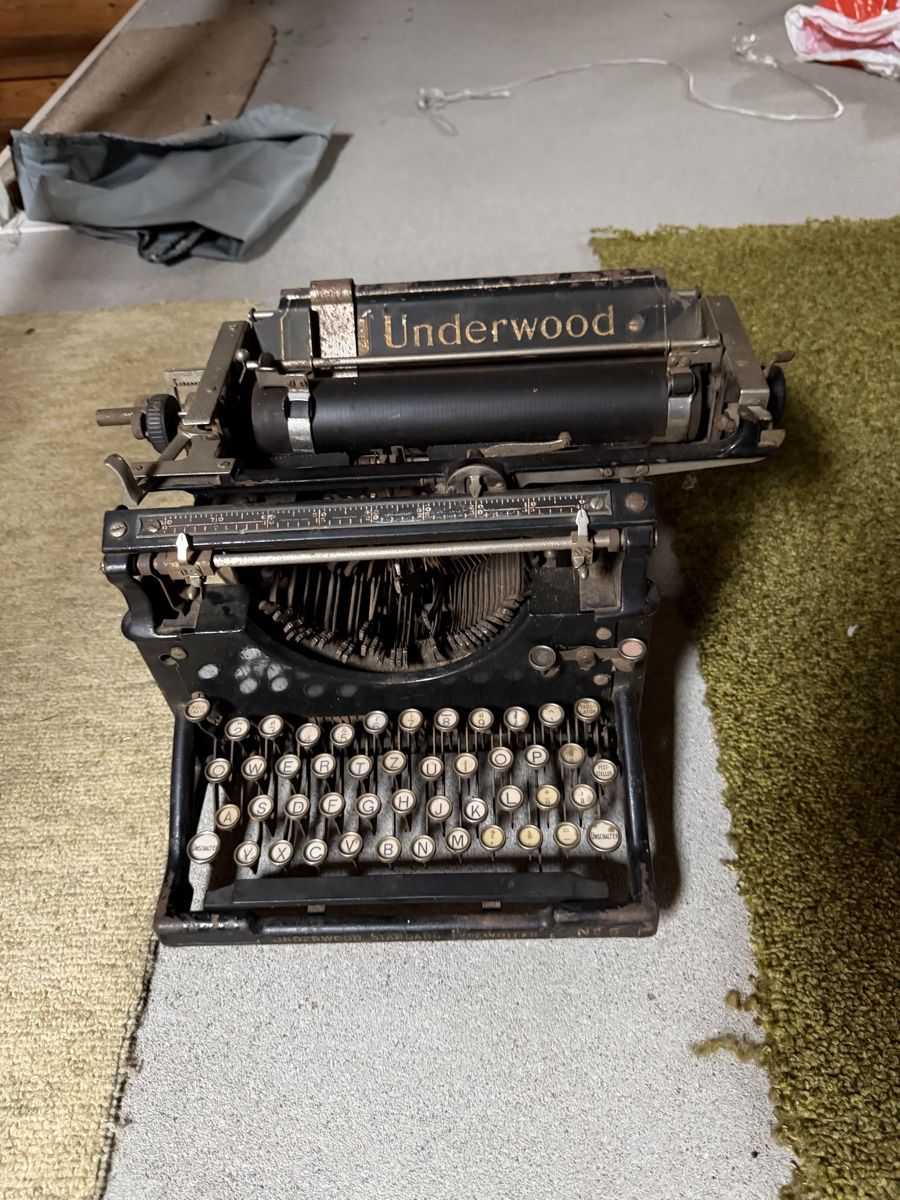 Schreibmaschinen: Antike Underwood Schreibmaschine – Gebraucht aus Grünen von Padoxen