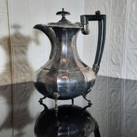 Edle Teekanne mit Ebenholzgriff und antikem Design