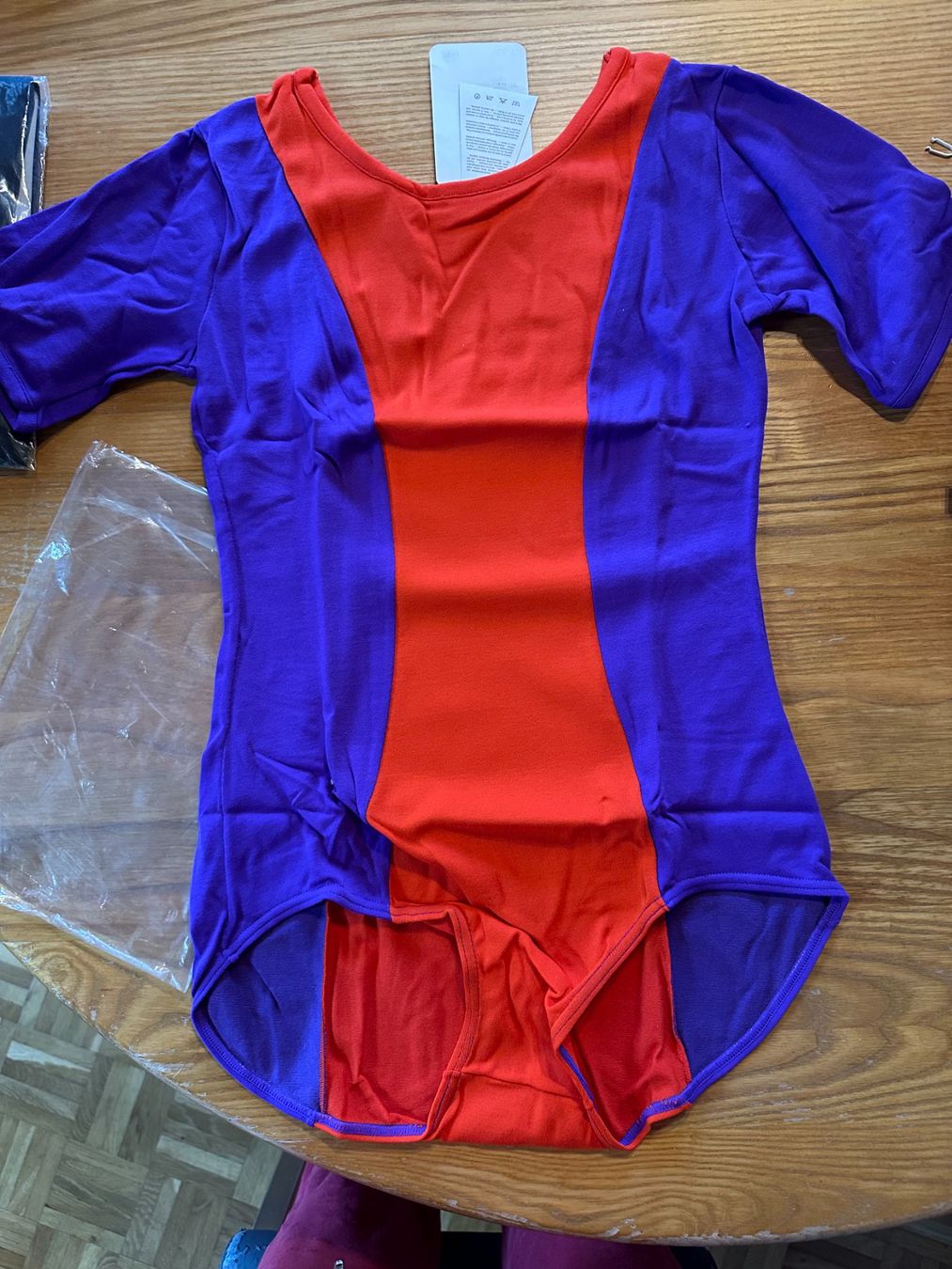 Scarpe, pantaloni & magliette da ginnastica: Gymnastikdress – Nuovo e nell'imballaggio originale da Balsthal venduto da dasesaro 2