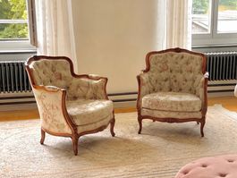 Zwei elegante Sessel im klassisches Design