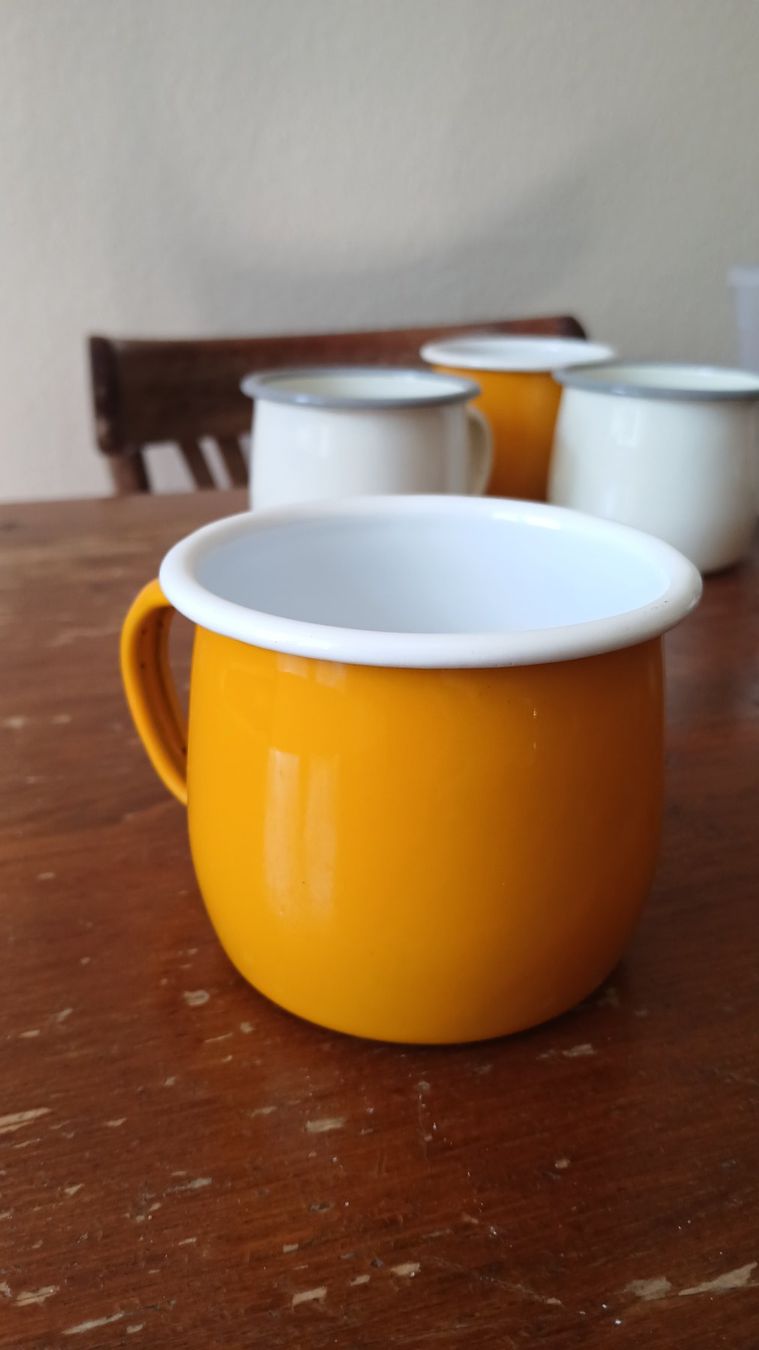 Set di piatti: 4x Emaille Tassen Argon Tableware - Gelb/Weiss,Camping/Küche – Usato da Basel venduto da Bingelito 5