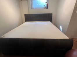 Schönes, gut erhaltenes Doppelbett mit Kunstlederbezug