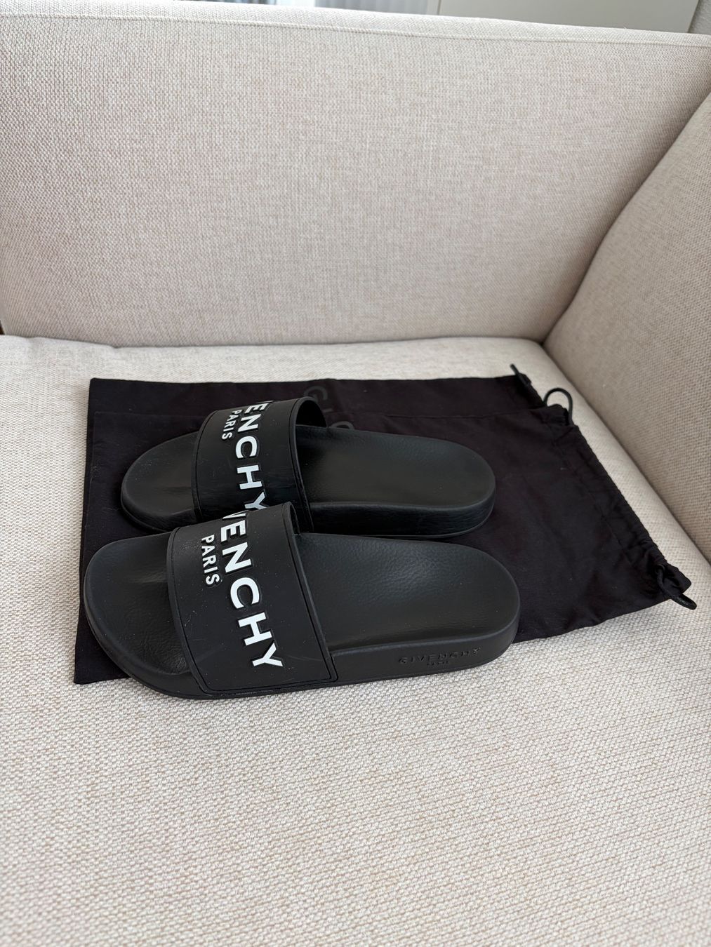 Givenchy Chaussures femmes: Givenchy Logo Slides Damen Gr. 38 – D'occasion à Lachen SZ par dar_hjg9 3