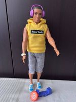 4 Barbie/Ken Modepuppen mit Kleidung & Zubehör