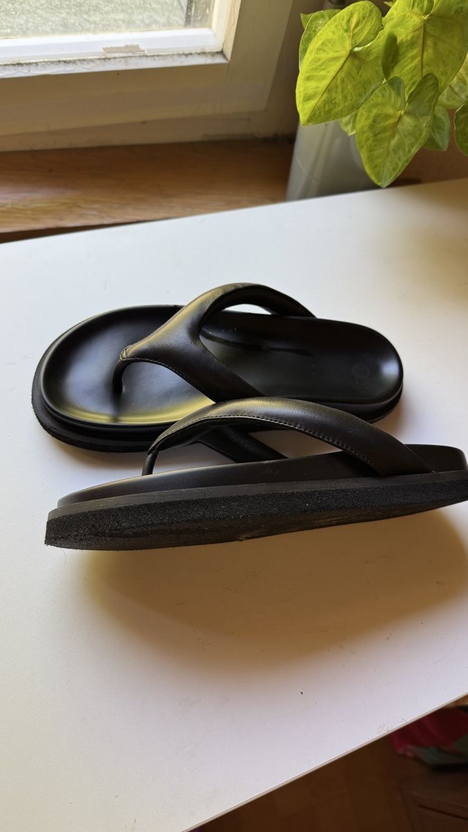 Scarpe da donna: Flip flops 37, black soft calfskin – Usato da Chur venduto da Madeys 1