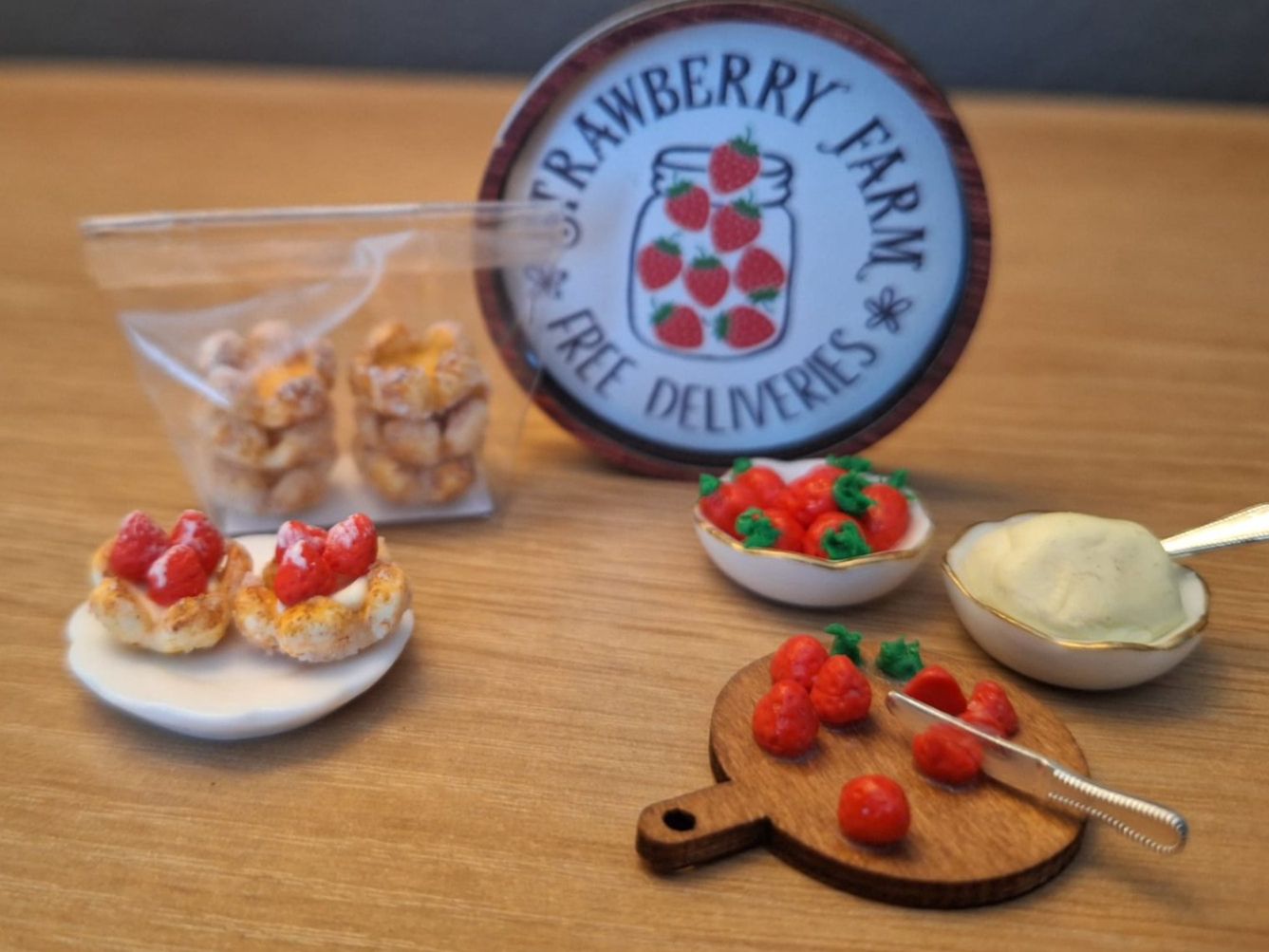 Case e mobili per bambole: Handmade Erdbeertörtchen Set – Nuovo (secondo la descrizione) da Zürich venduto da HandmadeTinyFood 4