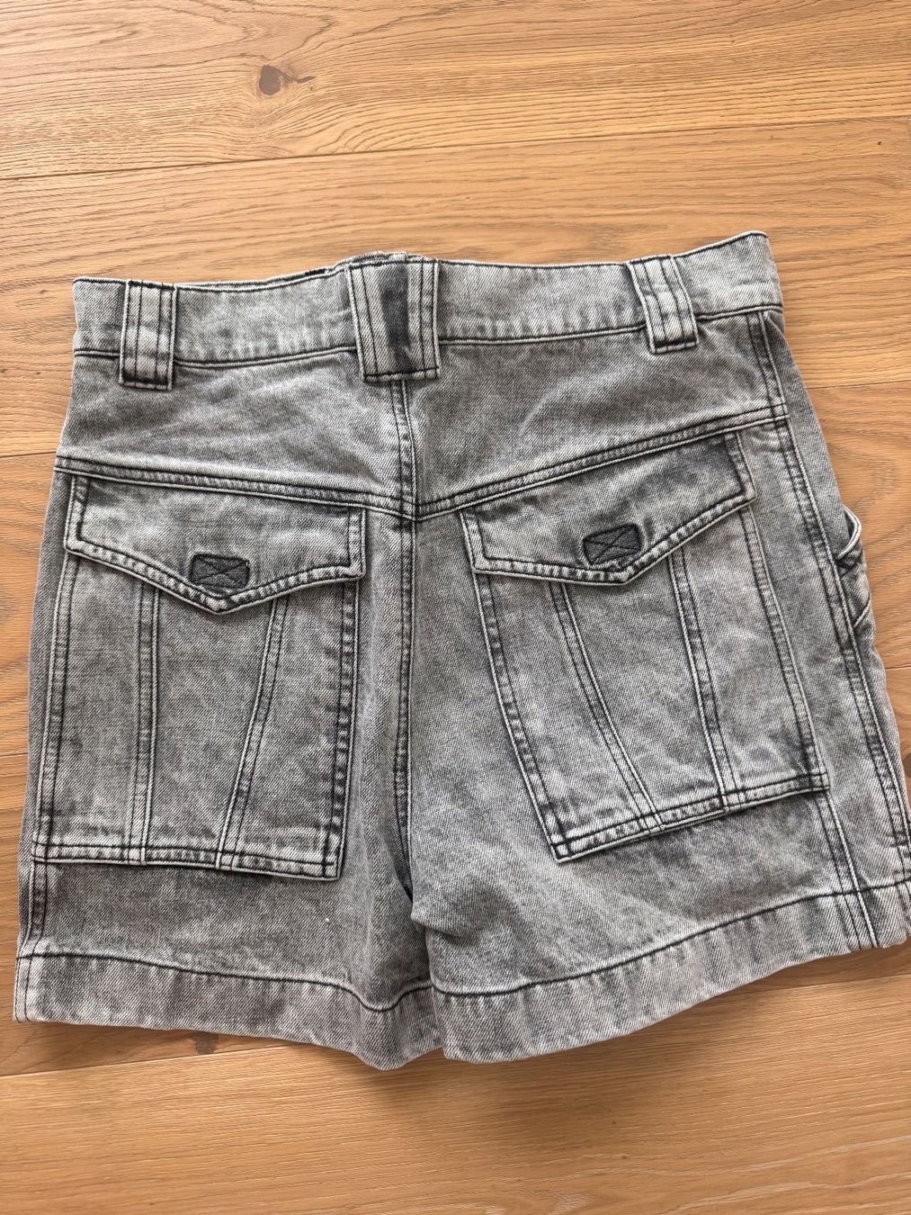 Isabel Marant Jeans: Graue Jeansshorts Isabel Marant Etoile, 36 – Usato da Zumikon venduto da ver_zbp8 2